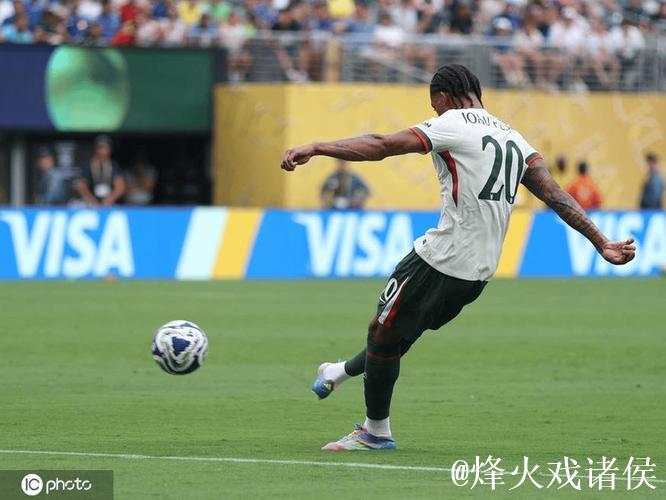 若昂-佩德罗跑位剖析:站位与移动撕裂巴黎防线 若昂-佩德罗跑位剖析:站位与移动撕裂巴黎防线