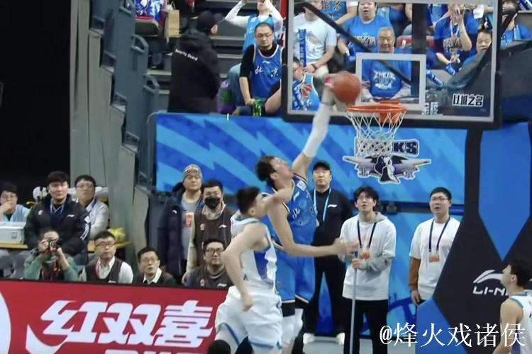 北京大胜新疆111比84，CBA赛场上演悬殊比分